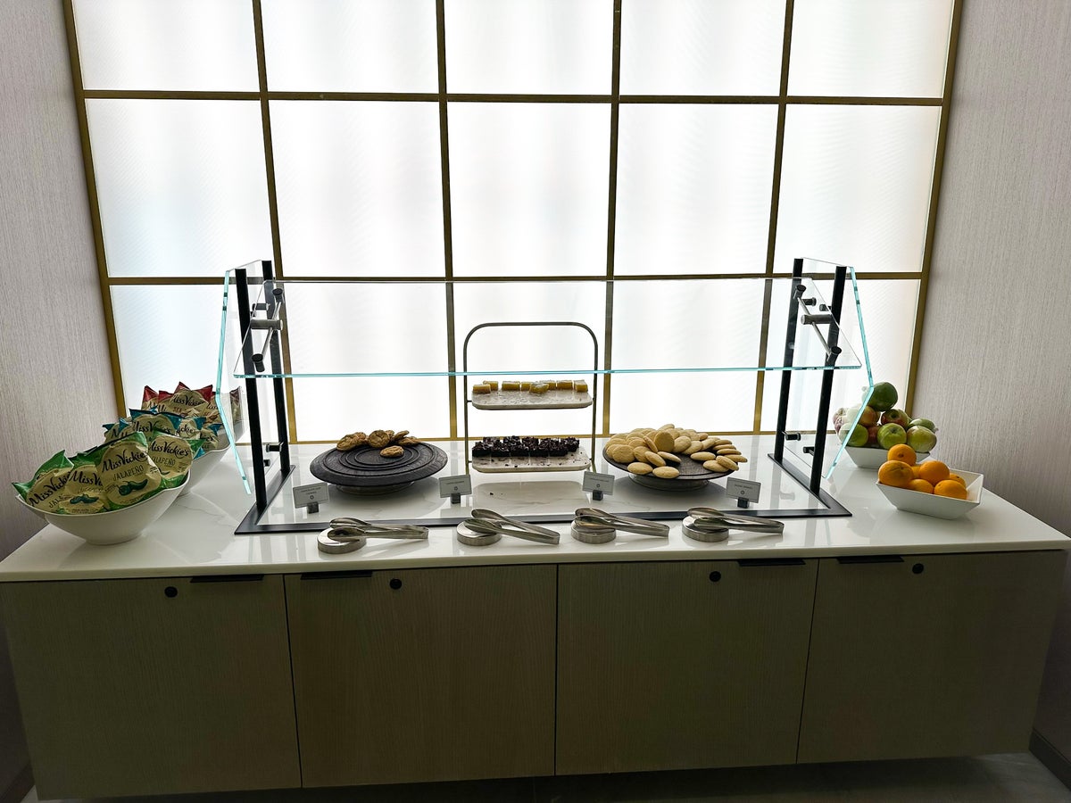 Chelsea Lounge JFK snack station