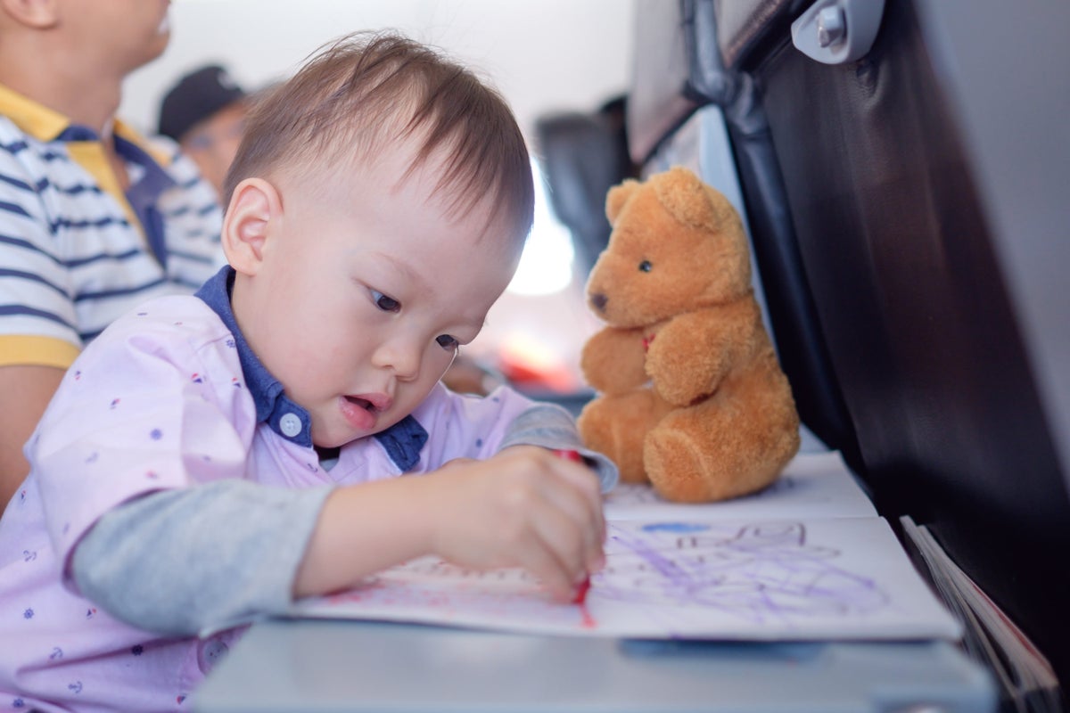 How To Entertain a Toddler on a Plane [16 Activities]