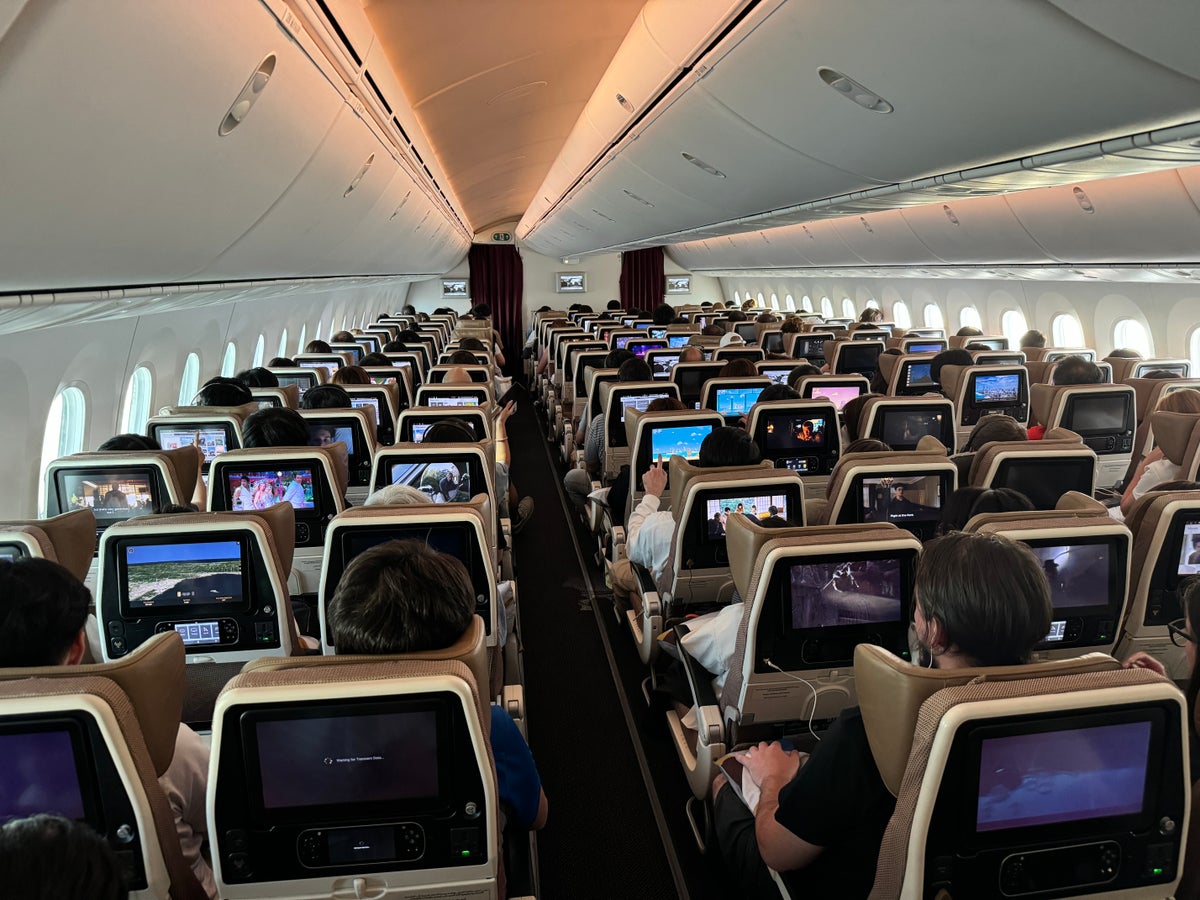Etihad Airways Boeing 787-9 Economy Class Review [KIX to AUH]